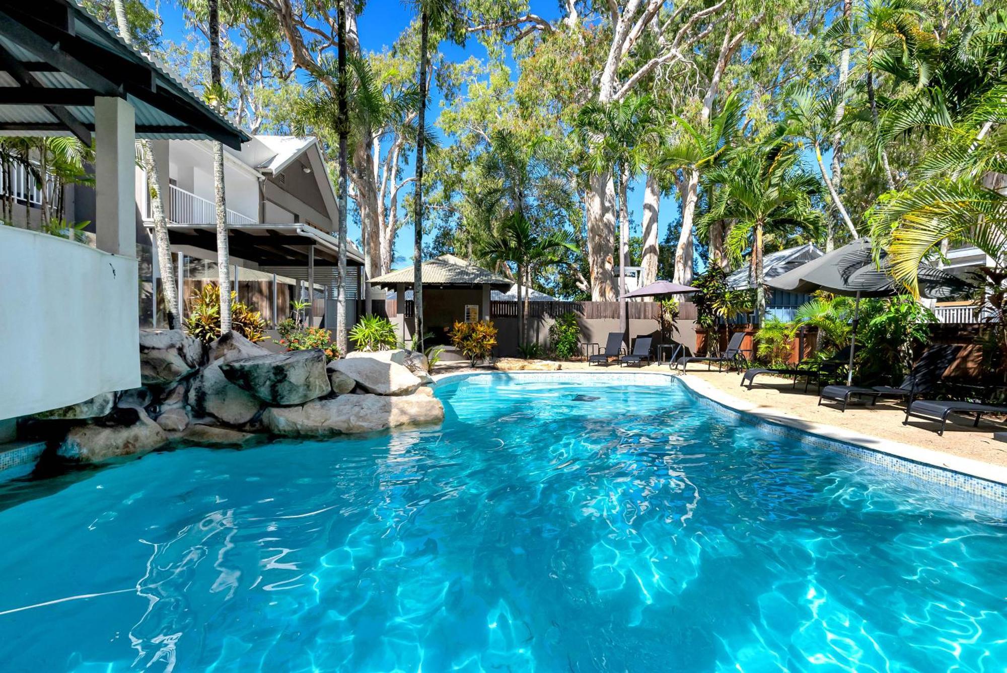 Ocean Outlook - Absolute Beachfront Apartment Palm Cove